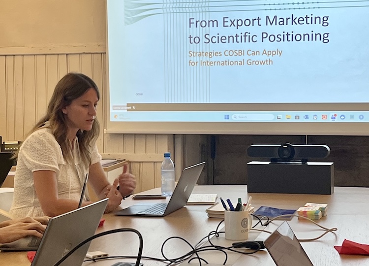 Lorena Leonardelli presenting her internal seminar at COSBI